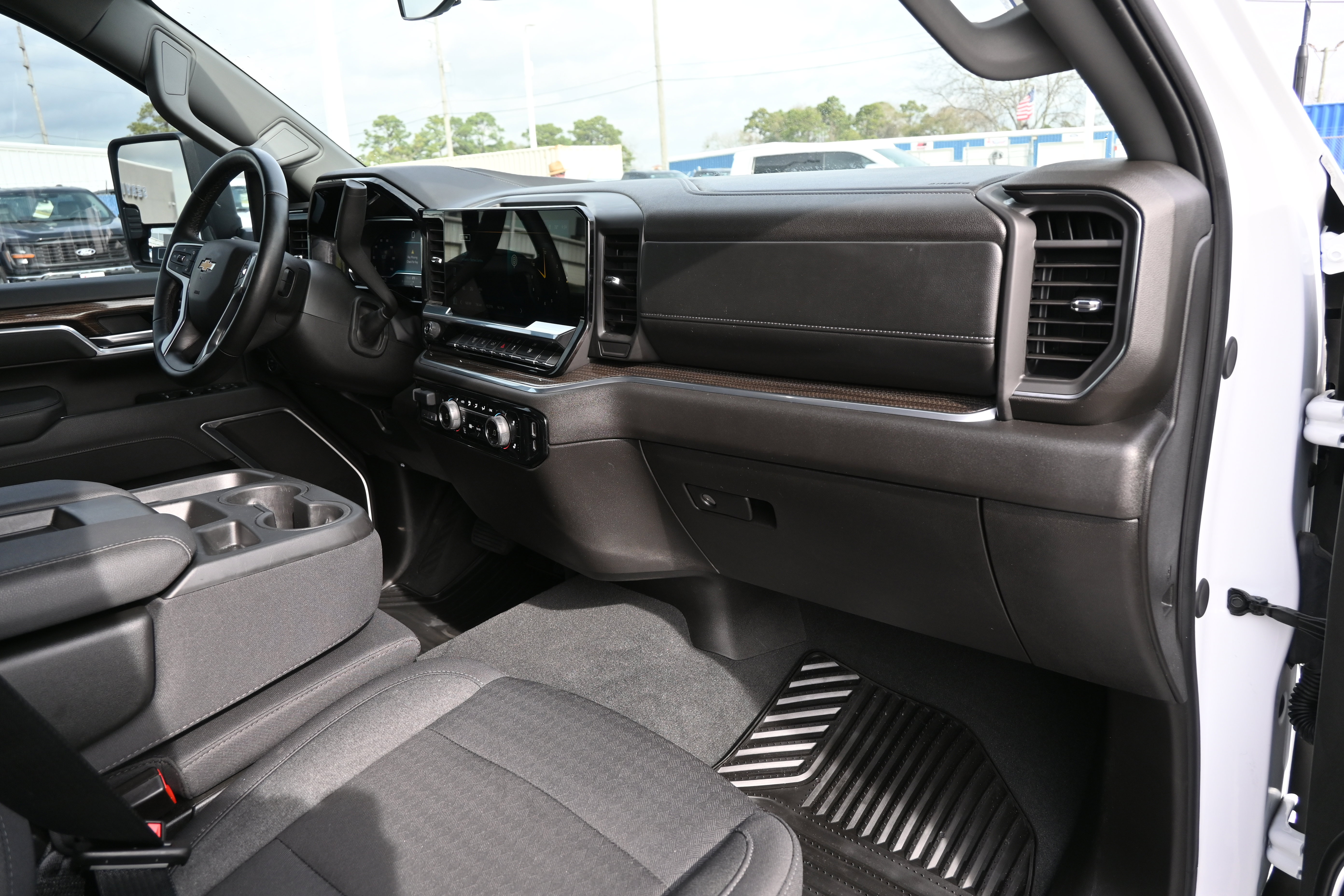 Used 2025 Chevrolet Silverado 2500 LT w/ Convenience Package image 16