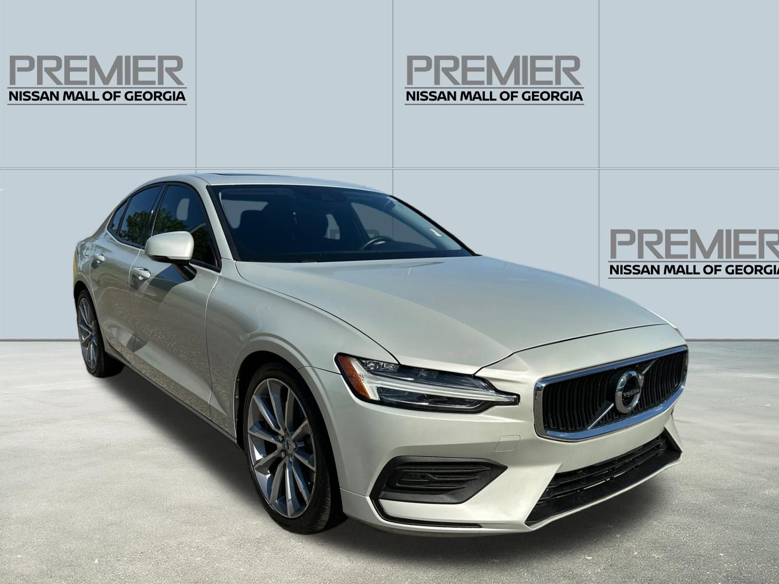 Used 2019 Volvo S60 T5 Momentum w/ Multimedia Package FWD image 3