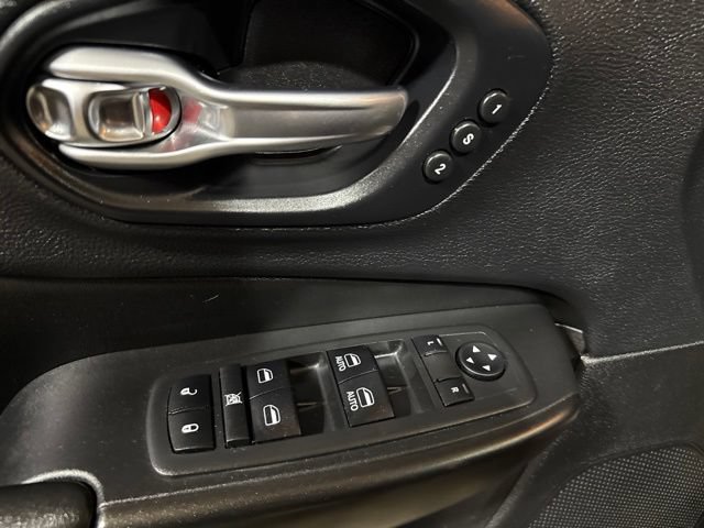 Used 2019 Jeep Cherokee Trailhawk AWD/4WD image 3