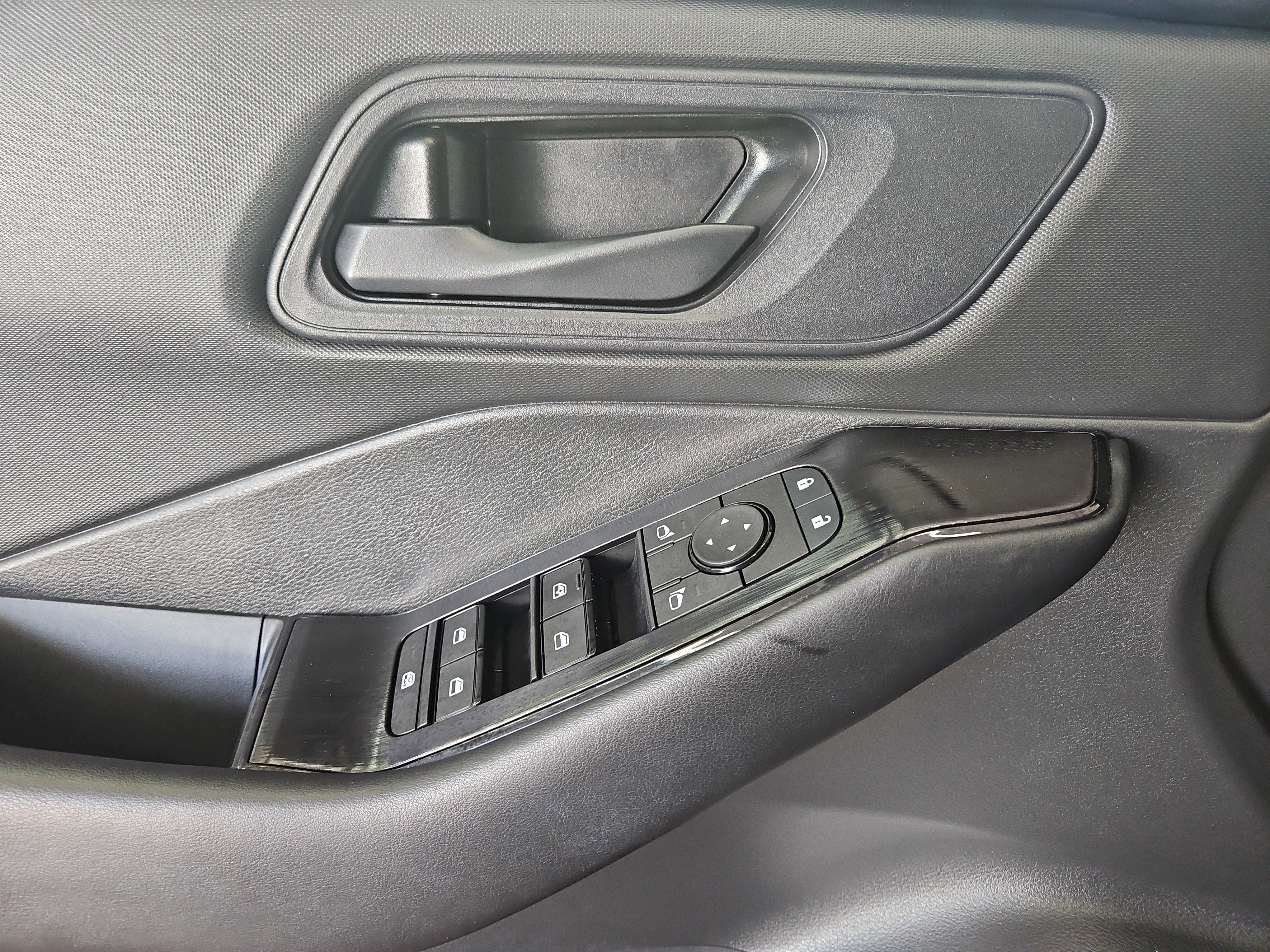 Used 2024 Nissan Rogue S image 7