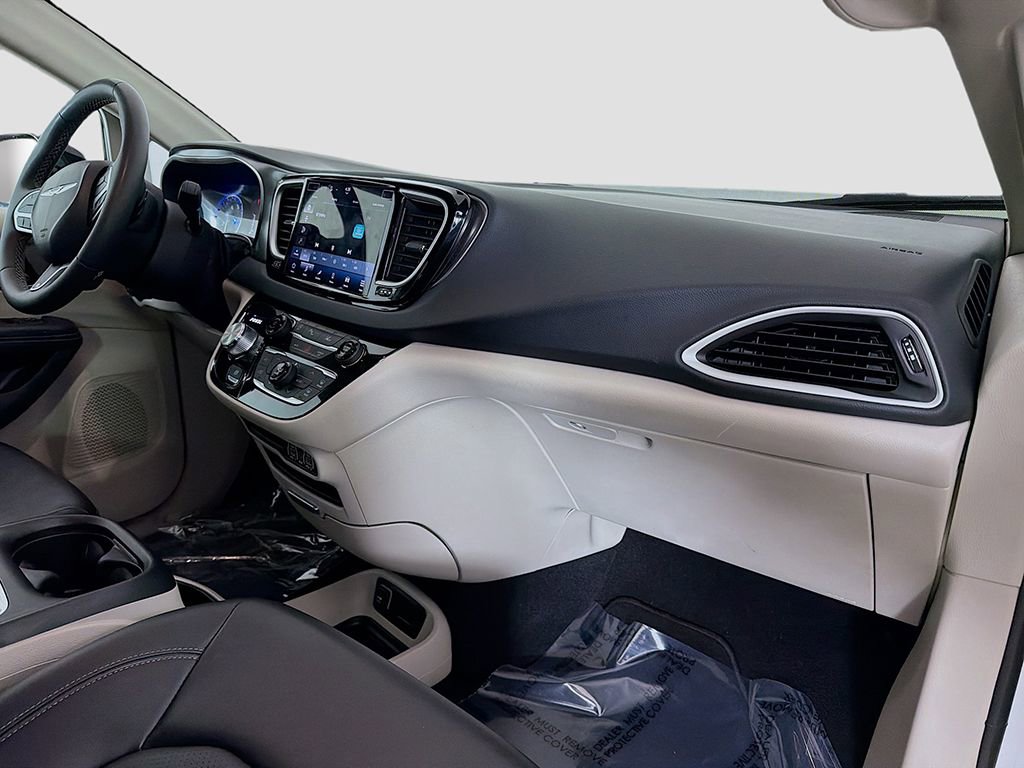 Used 2024 Chrysler Pacifica Touring-L image 18