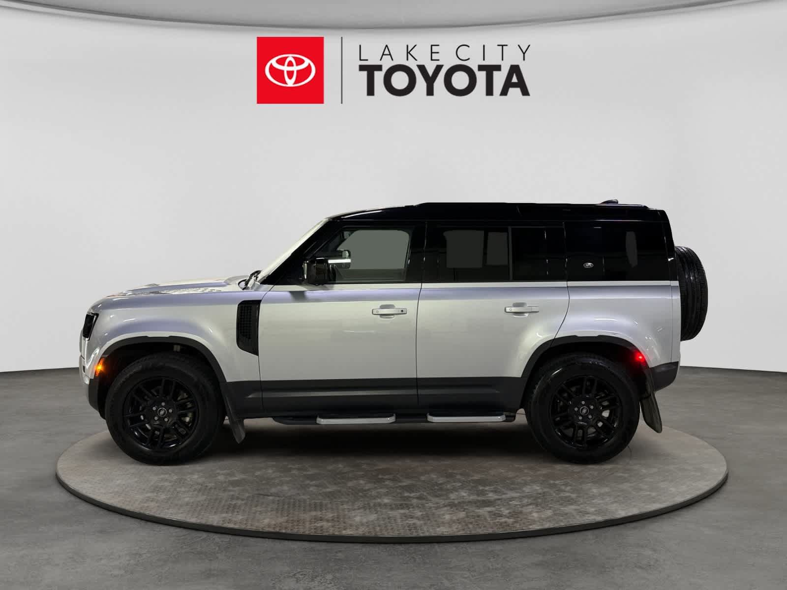 Used 2023 Land Rover Defender 110 S AWD/4WD image 3