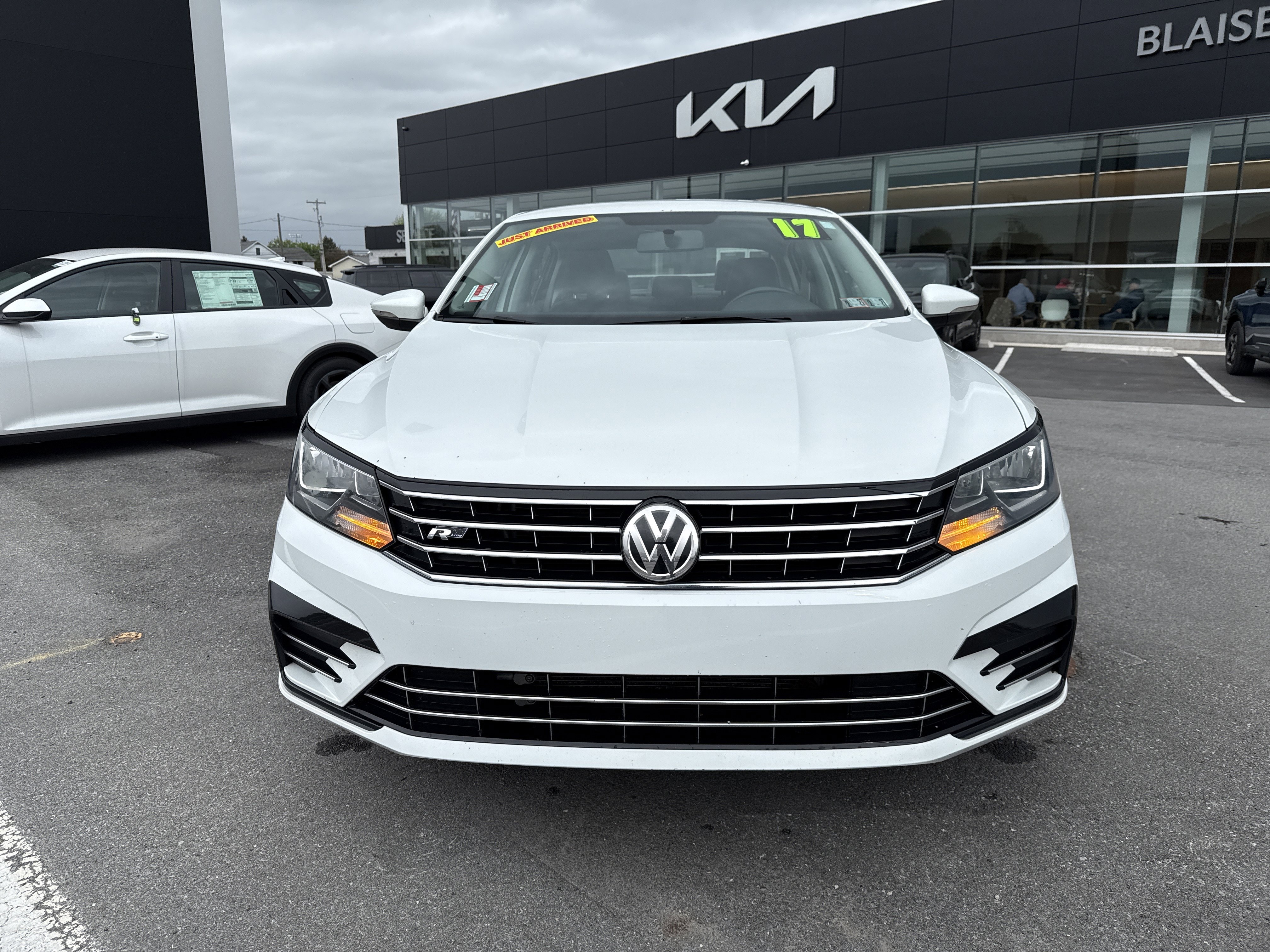 Used 2017 Volkswagen Passat 1.8T R-Line FWD image 9