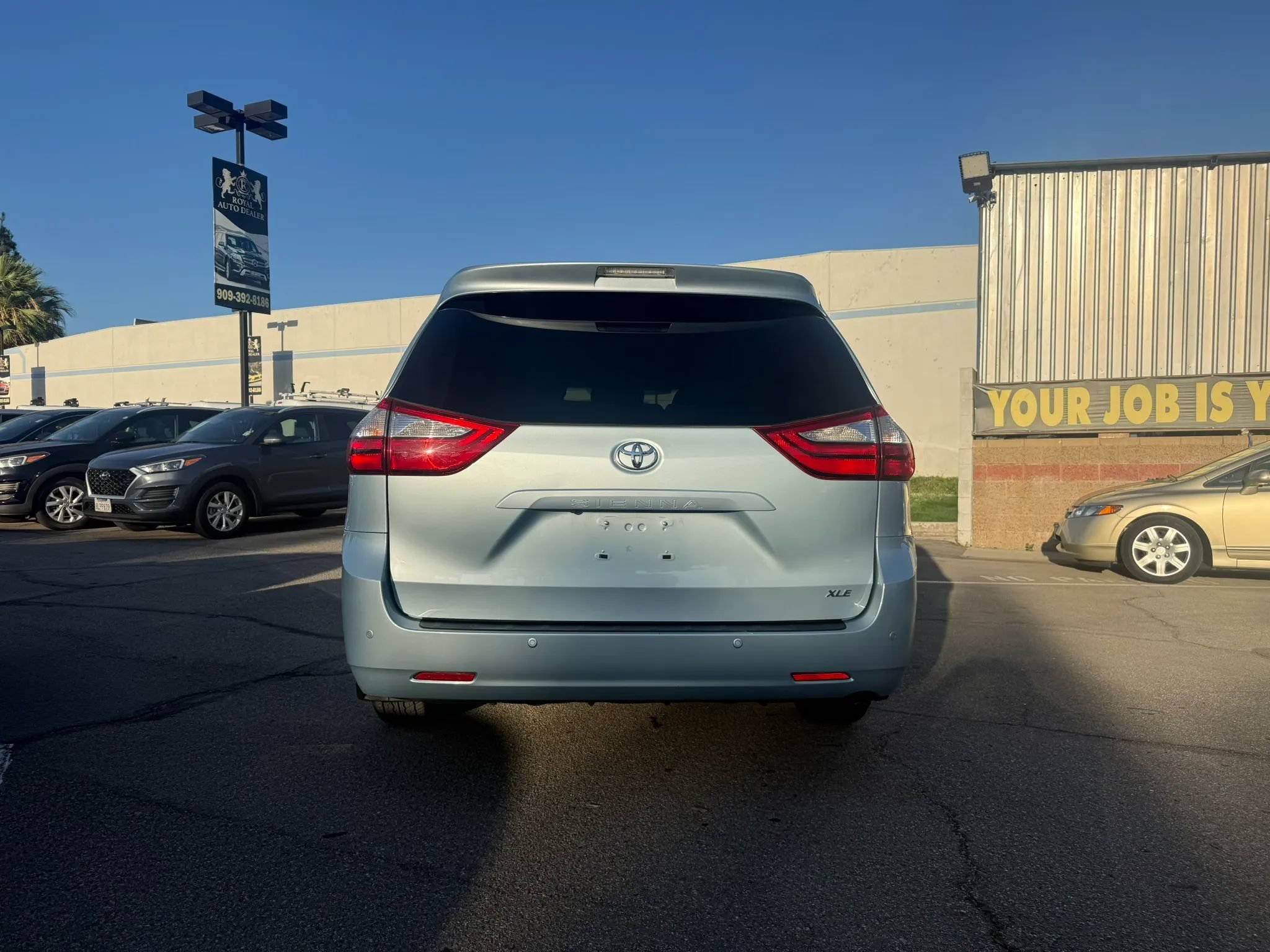 Used 2017 Toyota Sienna XLE w/ XLE Navigation Package FWD image 4