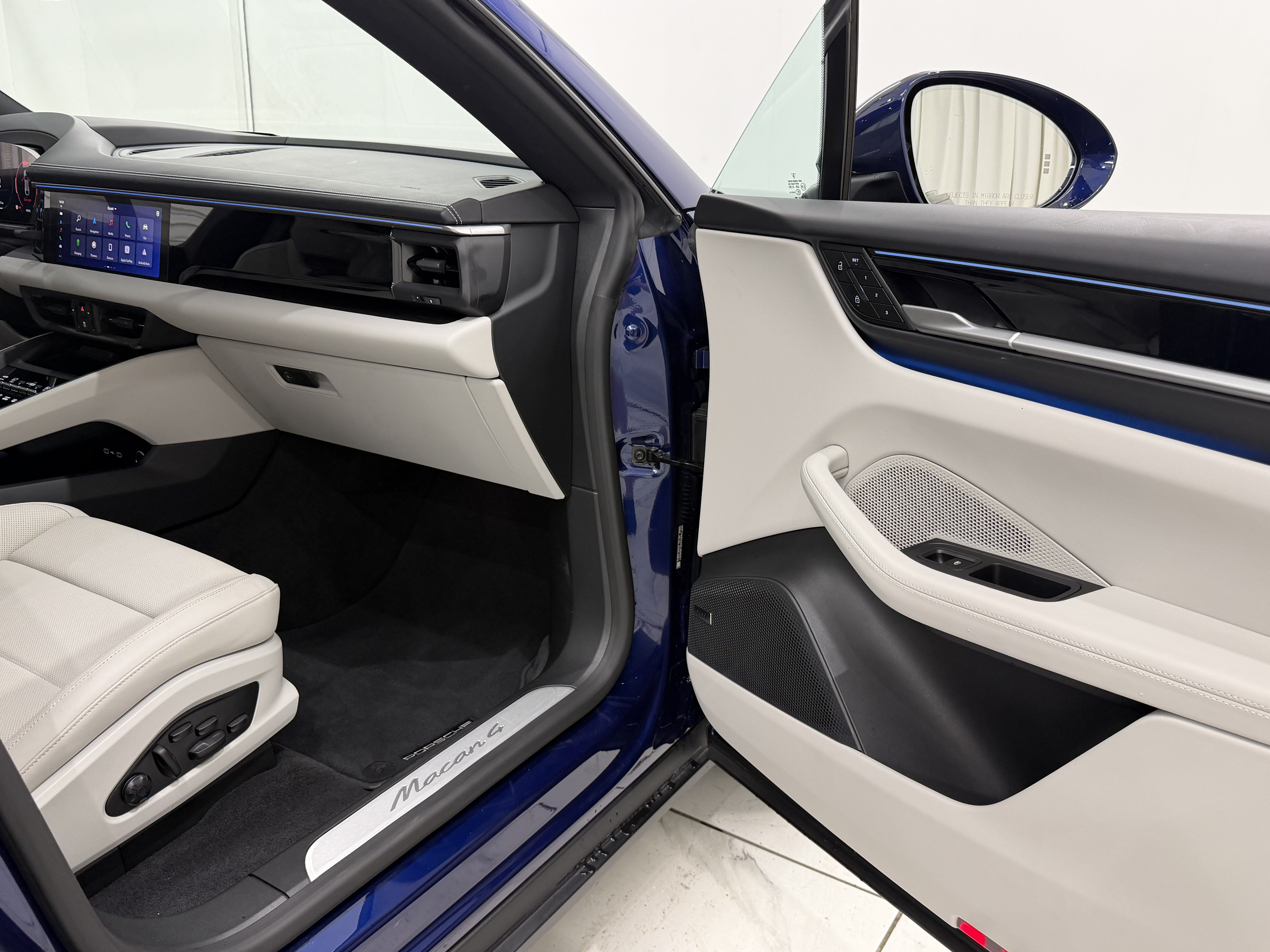 Certified 2025 Porsche Macan 4 Electric AWD/4WD image 23