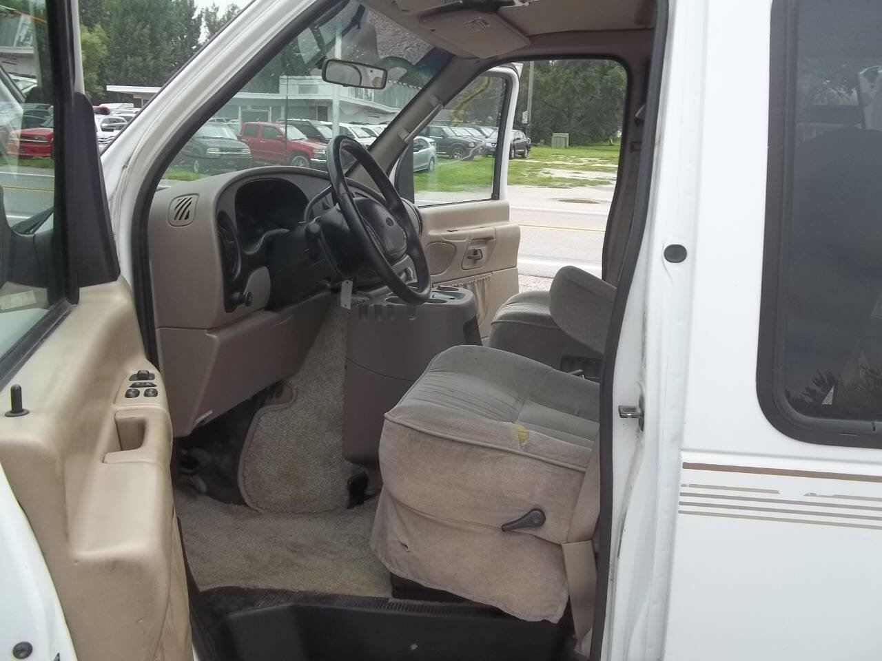 Used 2001 Ford E-150 and Econoline 150 RWD image 7
