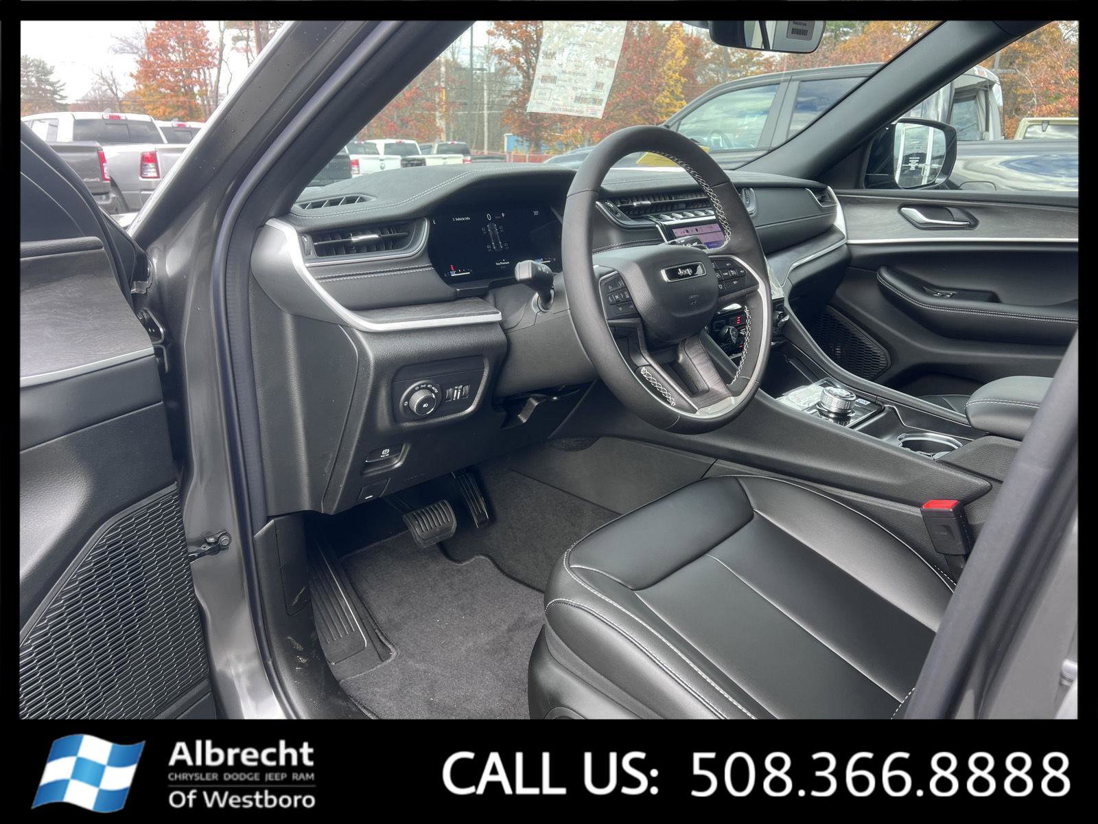 New 2025 Jeep Grand Cherokee Limited w/ Black Appearance Package image 9