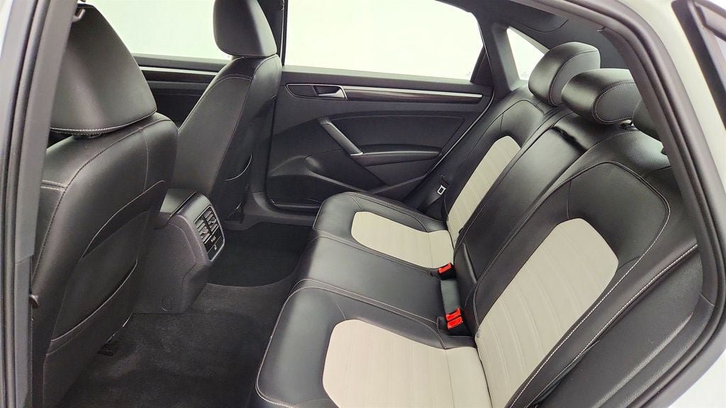 Used 2018 Volkswagen Passat 3.6 FWD image 20