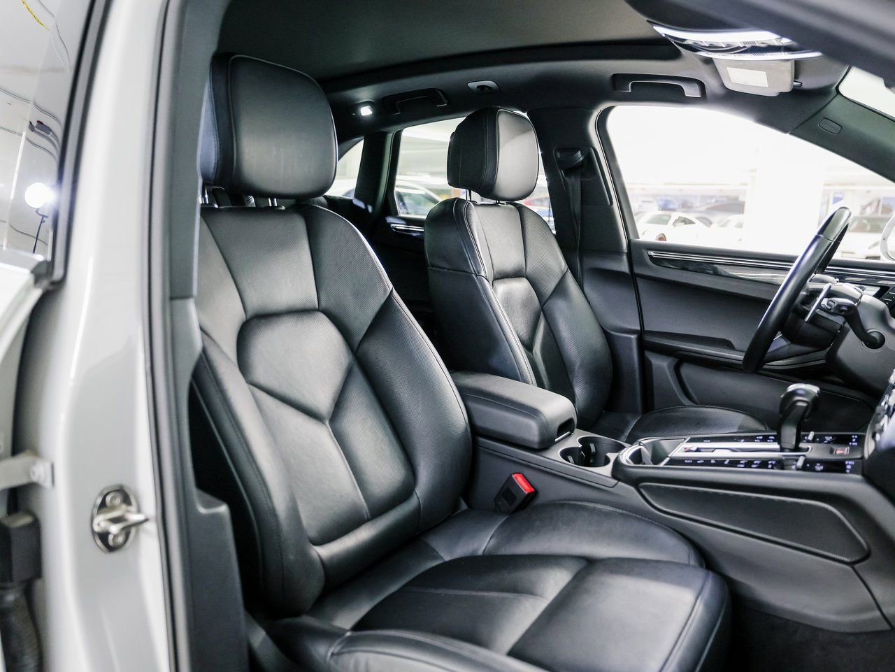 Certified 2023 Porsche Macan image 29