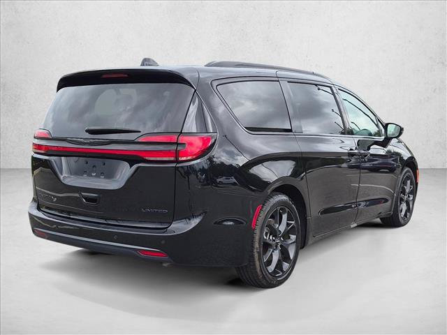 Used 2025 Chrysler Pacifica Limited FWD image 9