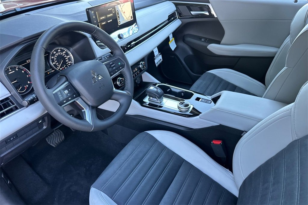 New 2025 Mitsubishi Outlander SE image 11