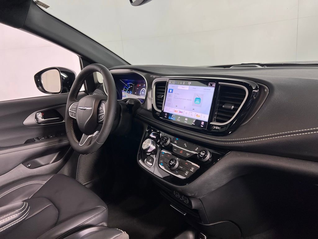 Used 2025 Chrysler Pacifica Select image 34