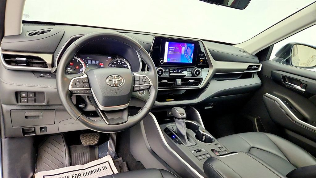 Used 2023 Toyota Highlander XLE AWD/4WD image 13