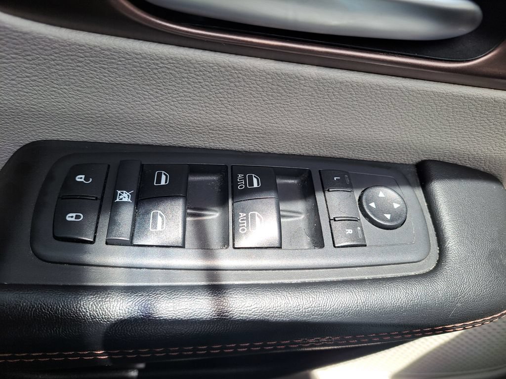 Used 2017 Chrysler Pacifica Touring-L FWD image 23