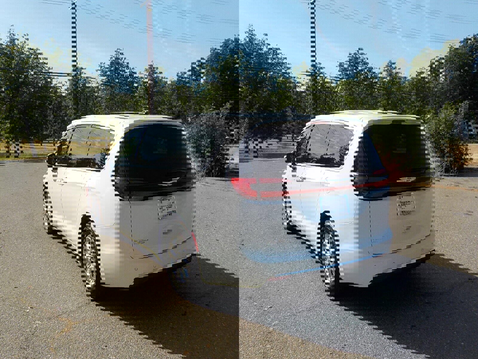 Used 2023 Chrysler Pacifica Touring-L image 7