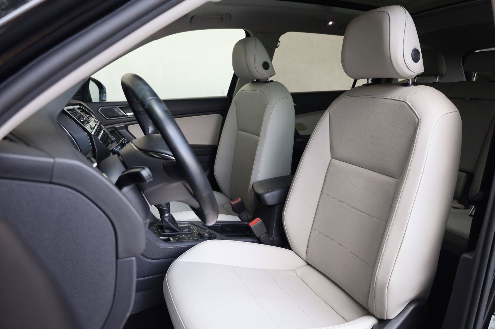 Used 2018 Volkswagen Tiguan SEL AWD/4WD image 12