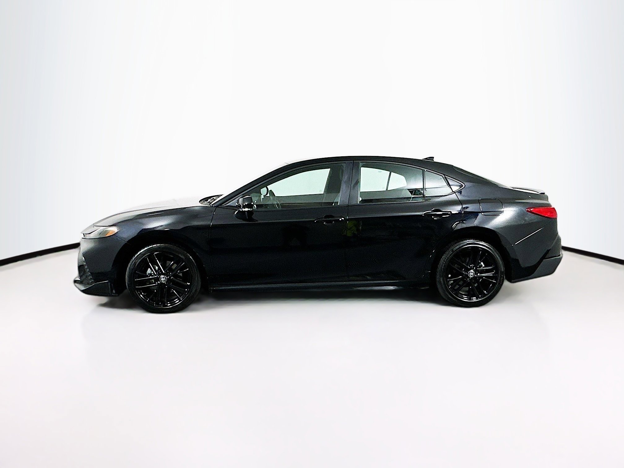Used 2025 Toyota Camry SE image 4