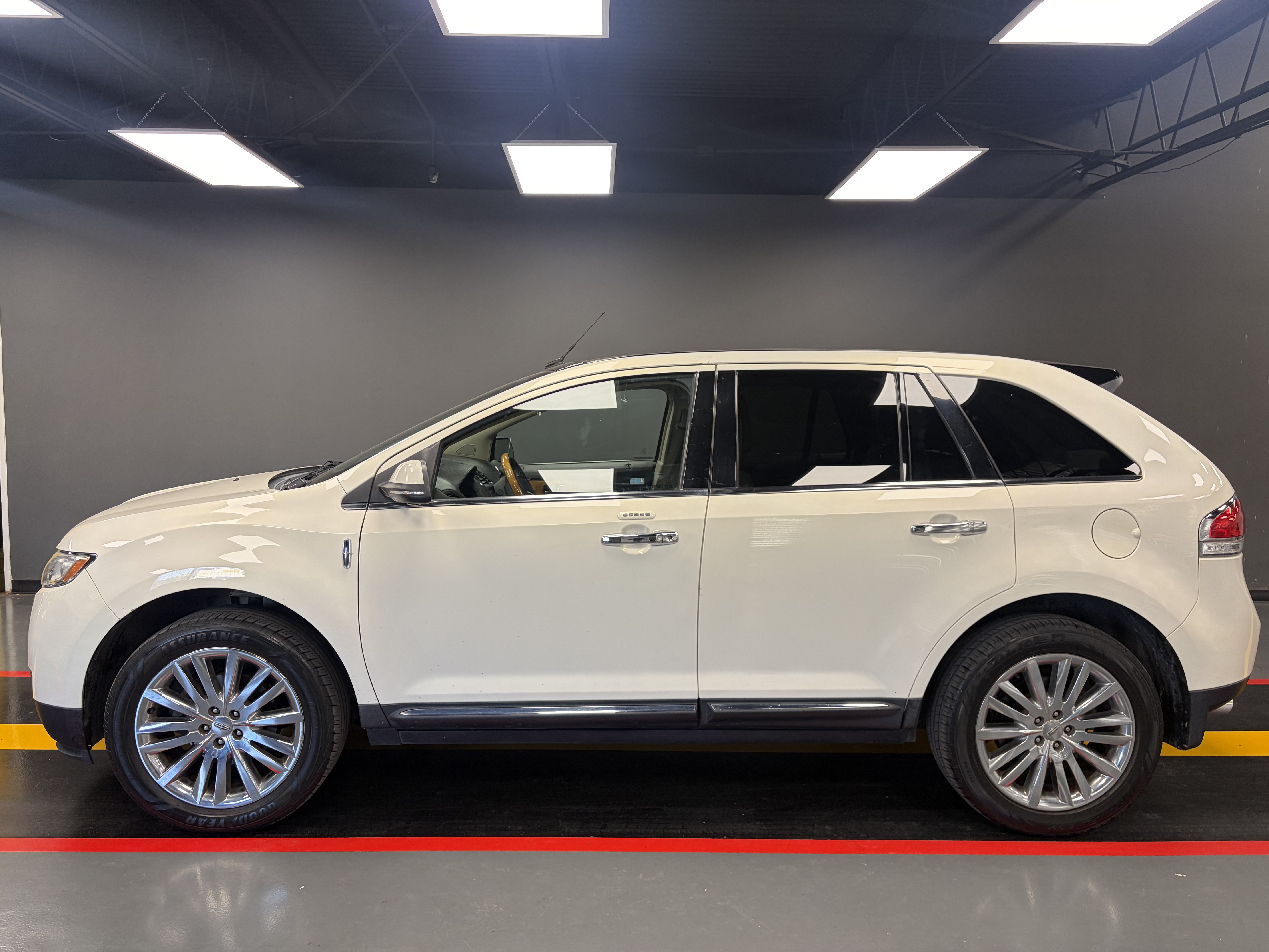 Used 2013 Lincoln MKX FWD image 2