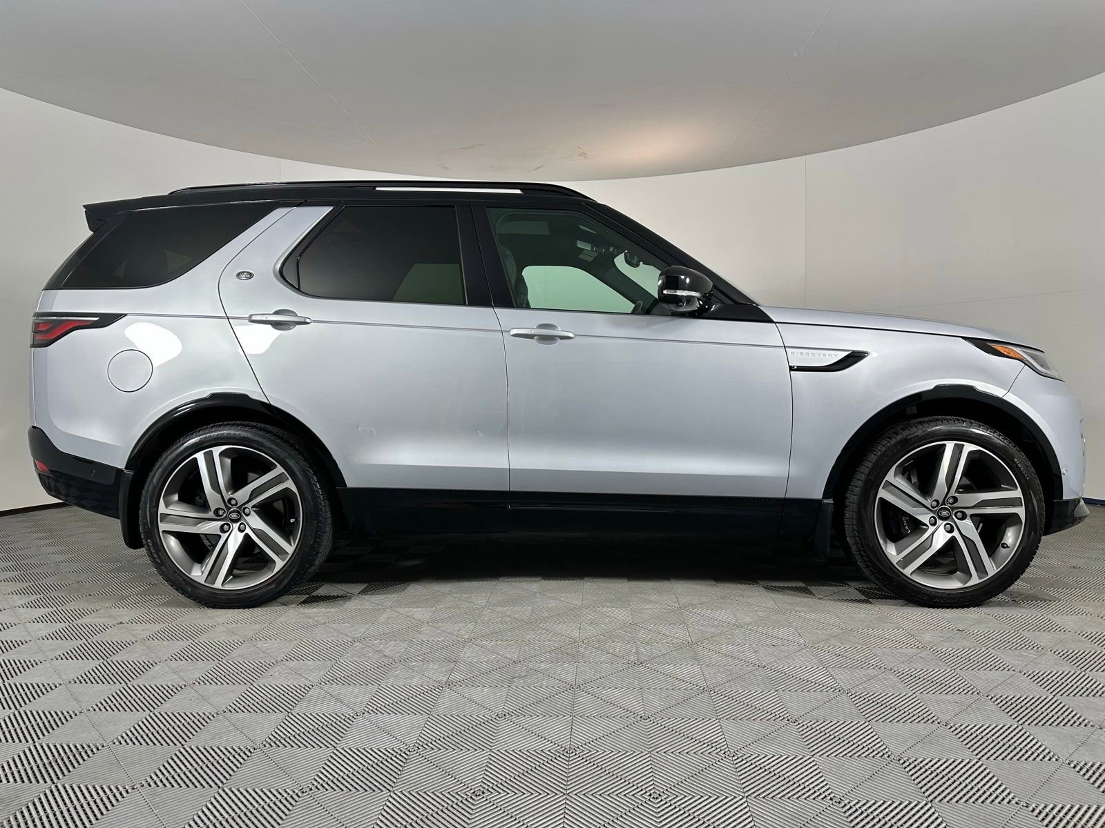 Used 2023 Land Rover Discovery Metropolitan Edition image 31