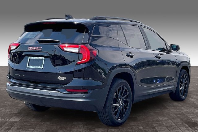 Used 2024 GMC Terrain SLE w/ Elevation Edition FWD image 2