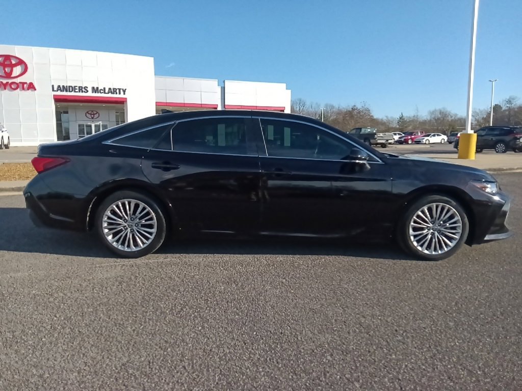 Used 2021 Toyota Avalon Limited image 2