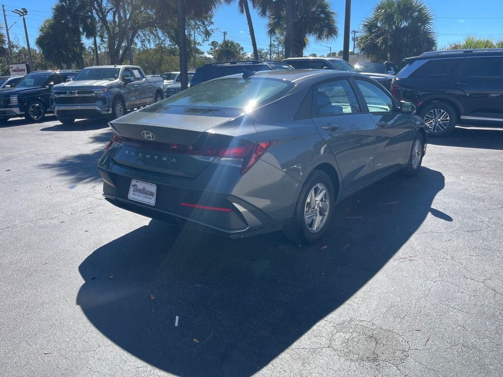 Used 2025 Hyundai Elantra SE FWD image 5