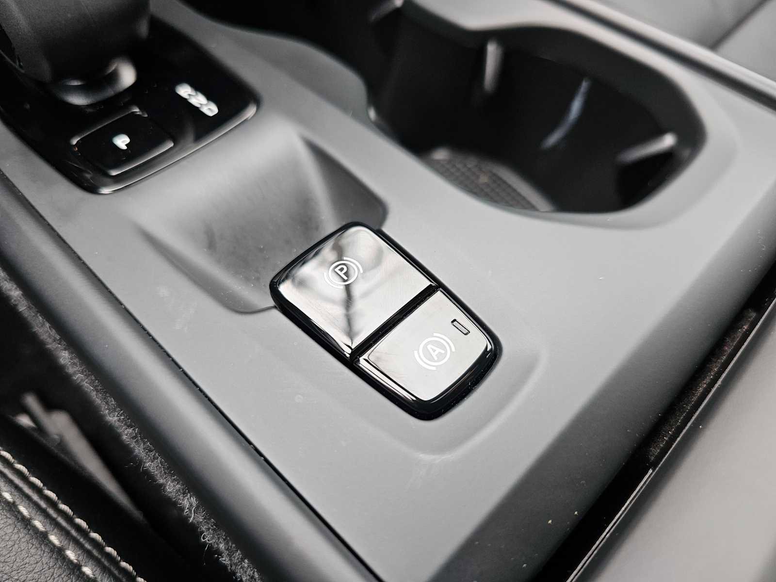 Certified 2025 Volvo XC40 B5 Core w/ Protection Package Premier image 39