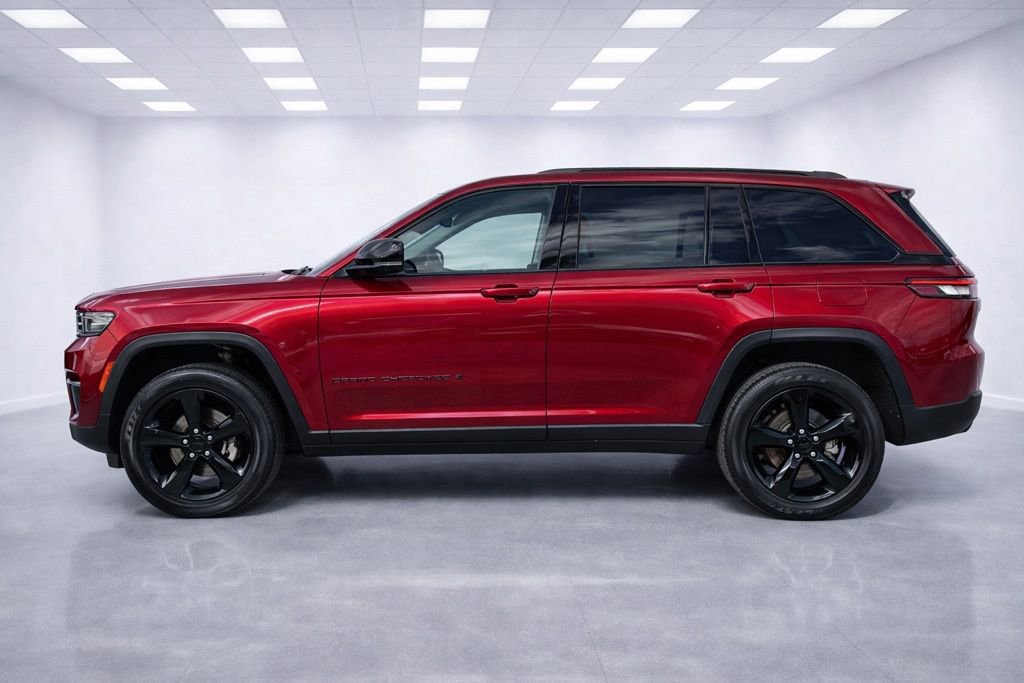 Used 2023 Jeep Grand Cherokee Altitude image 3