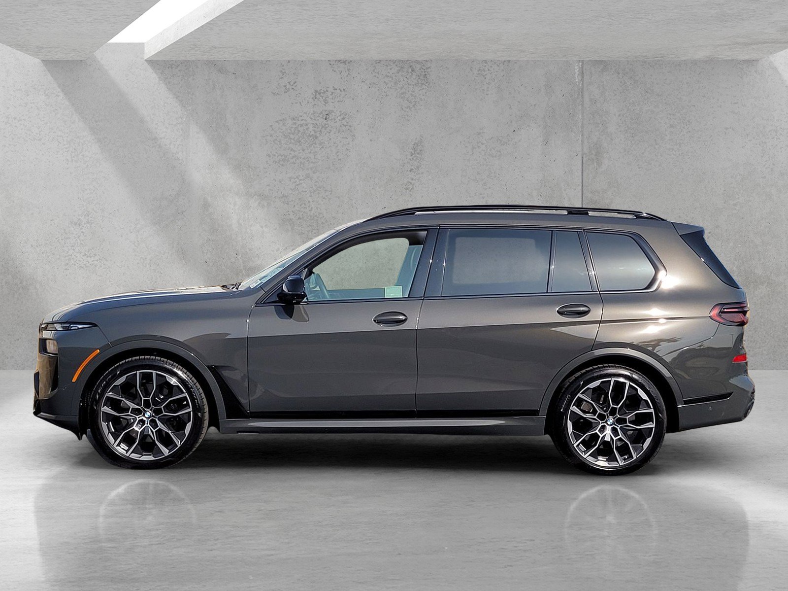 Used 2025 BMW X7 M60i w/ Climate Comfort Package image 7