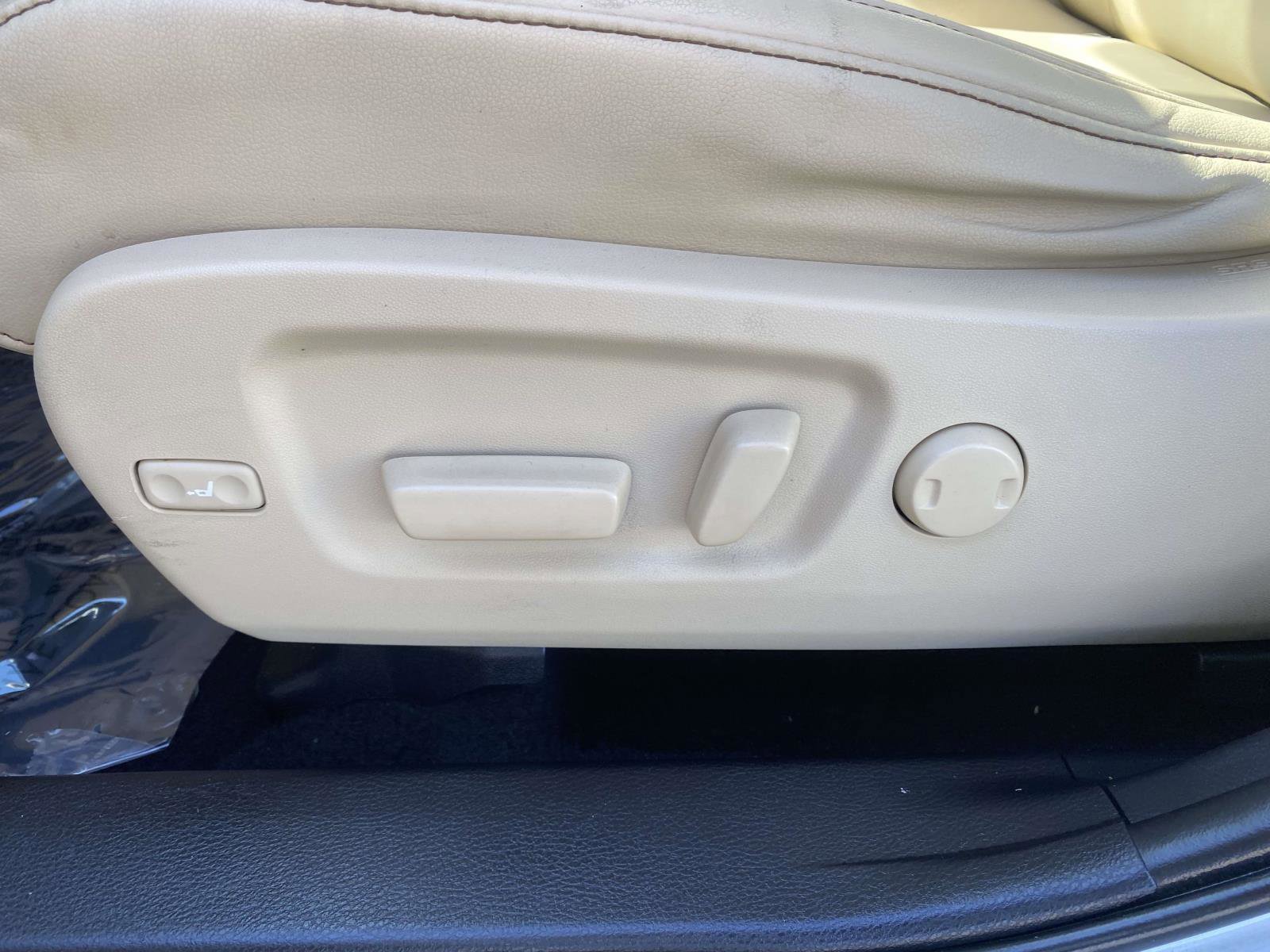 Used 2019 Toyota Highlander XLE FWD image 16