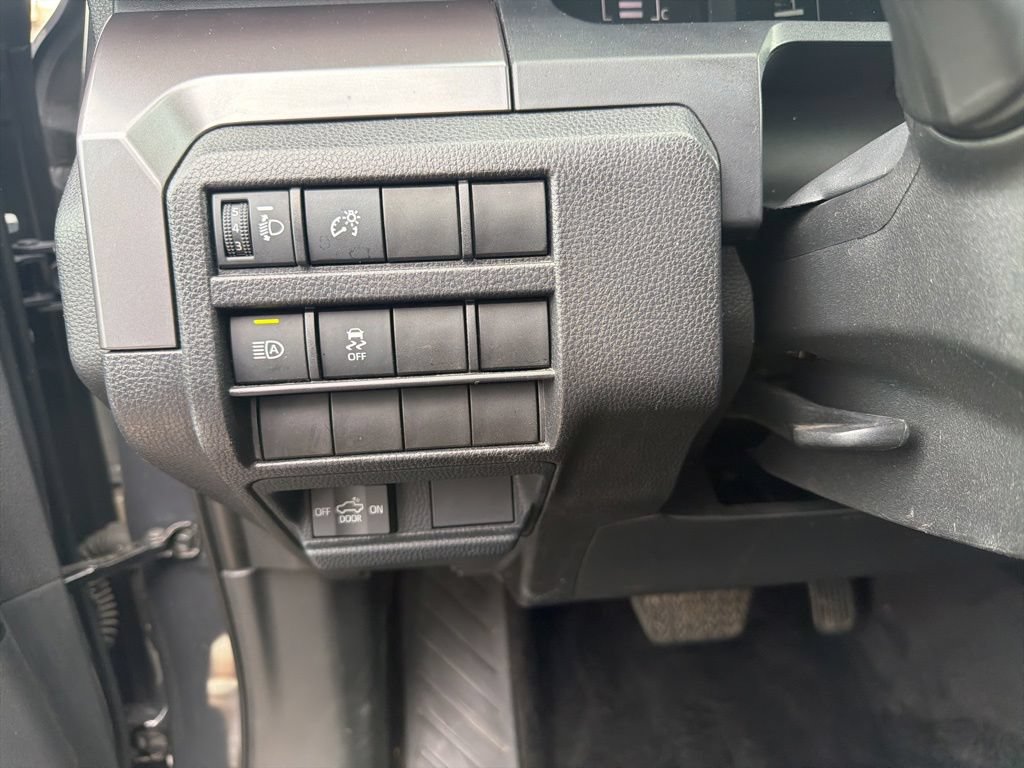 Used 2025 Toyota Tacoma SR5 AWD/4WD image 31
