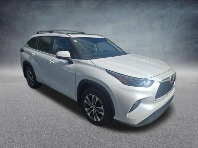 Used 2023 Toyota Highlander XLE AWD/4WD image 2