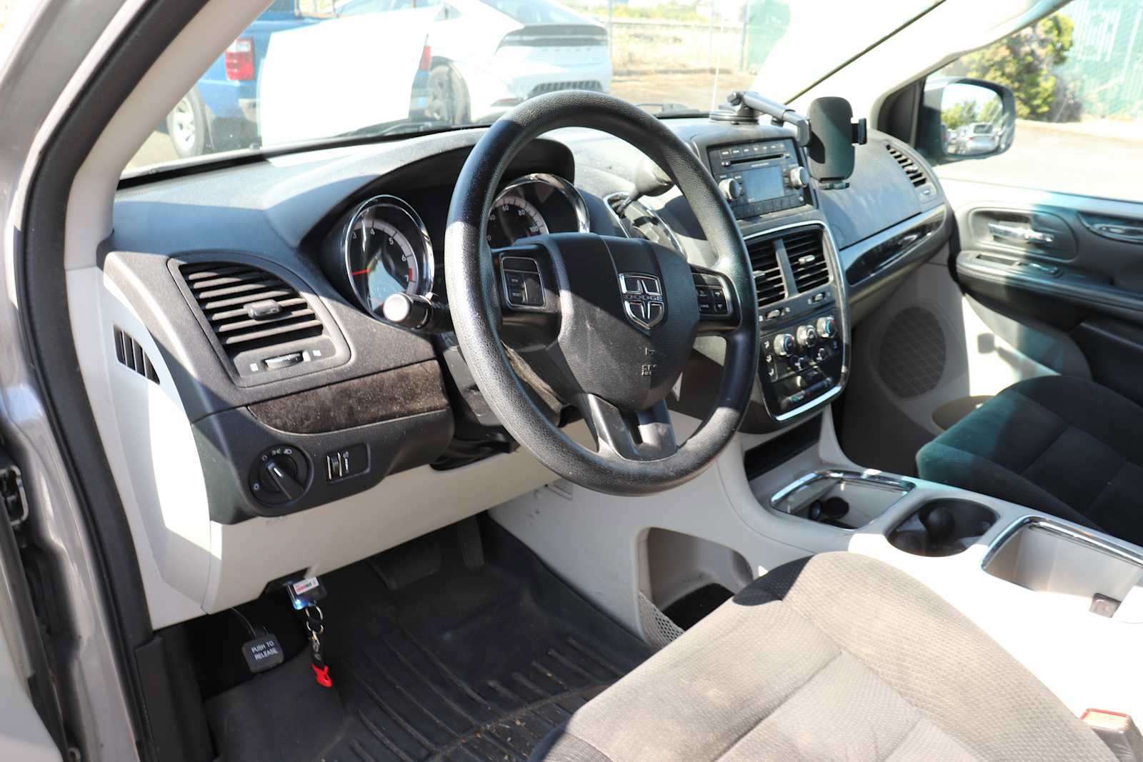 Used 2016 Dodge Grand Caravan SXT FWD image 10