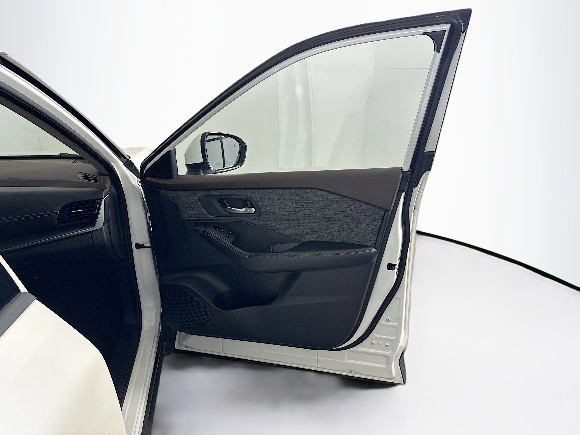 Used 2021 Nissan Rogue SV image 32