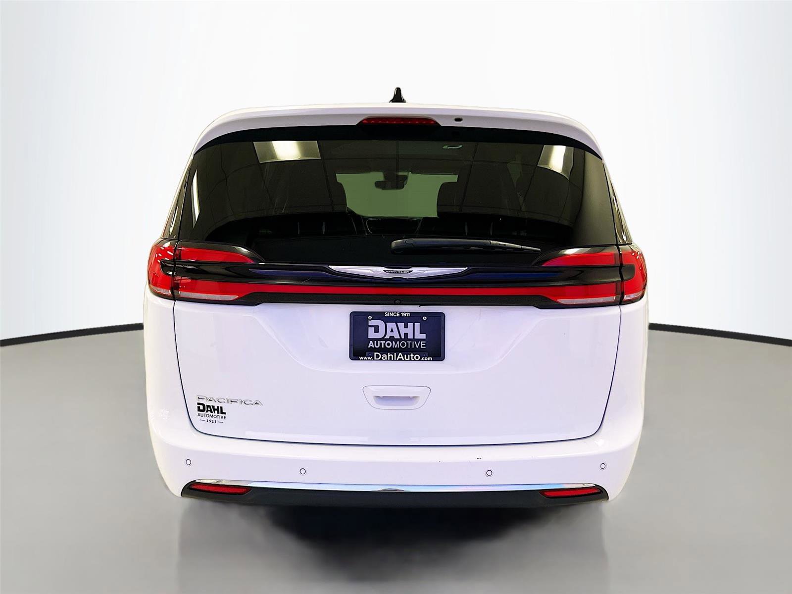 Used 2024 Chrysler Pacifica Touring-L FWD image 6