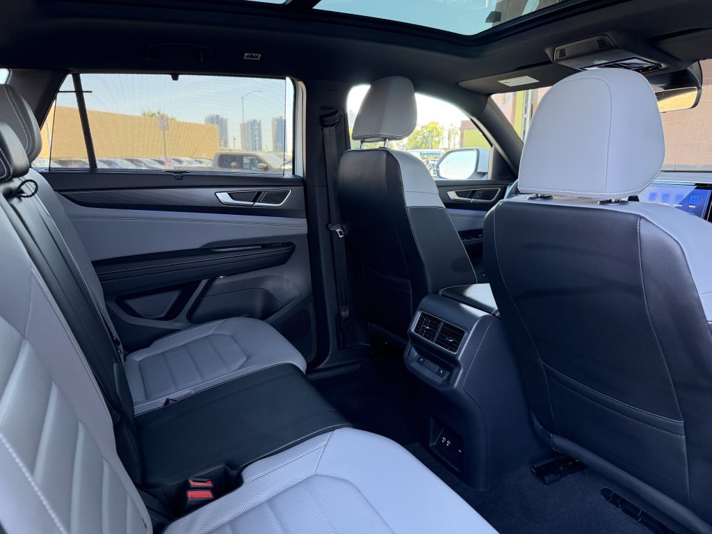 Used 2024 Volkswagen Atlas Cross Sport SEL R-Line image 43