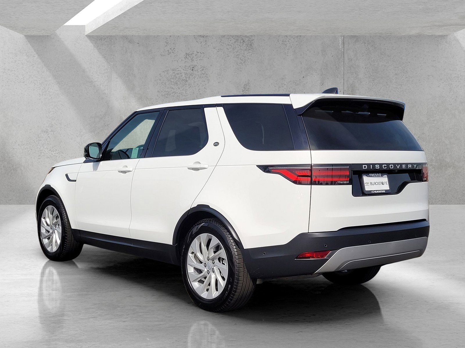 Used 2024 Land Rover Discovery S image 6