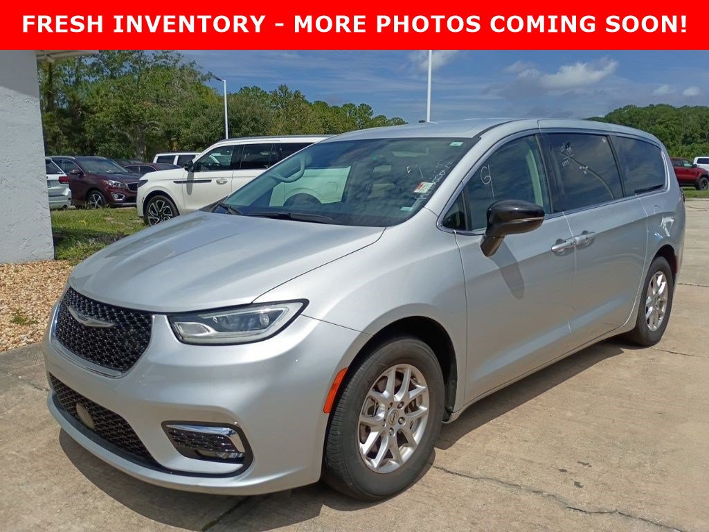 Certified 2024 Chrysler Pacifica Touring-L FWD image 1