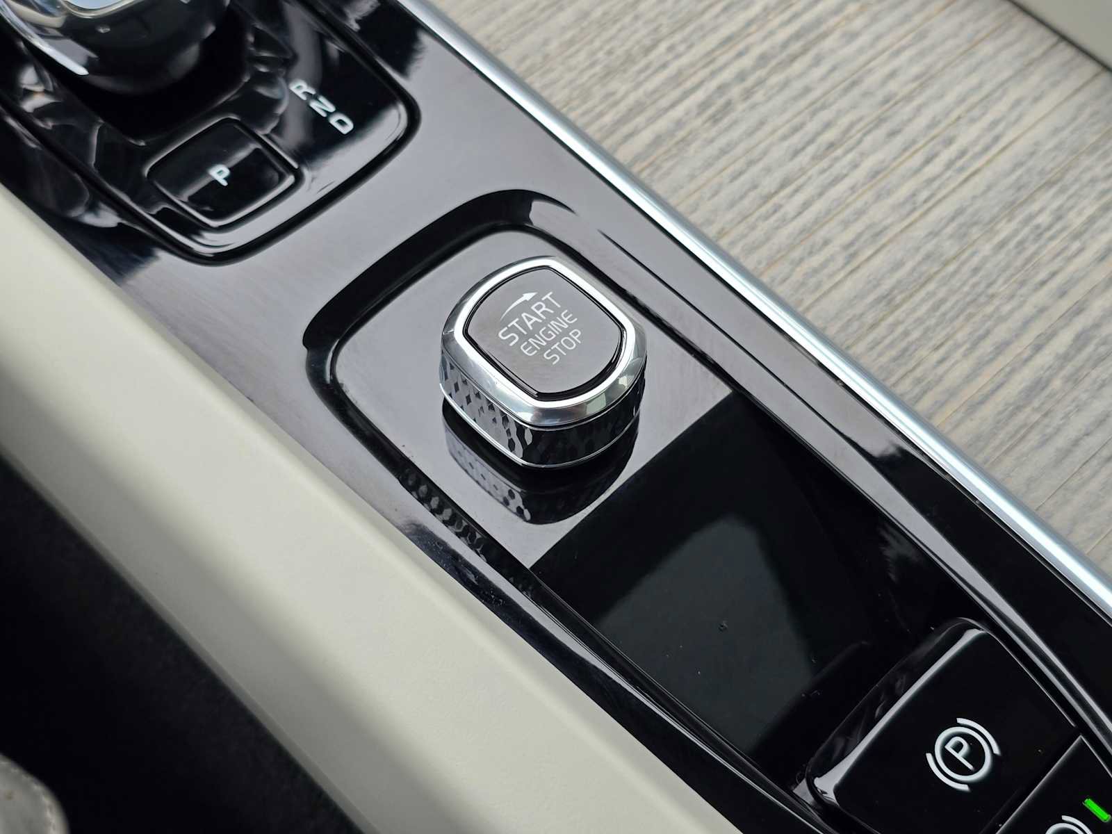 Certified 2023 Volvo XC60 B5 Ultimate w/ Climate Package image 34
