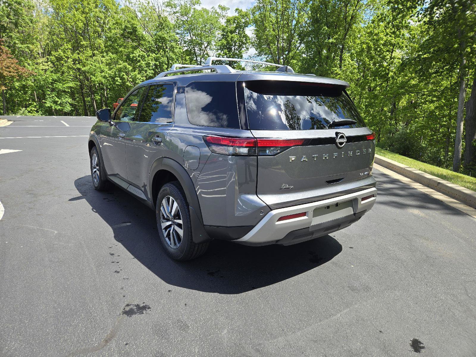 Used 2025 Nissan Pathfinder SL AWD/4WD image 6