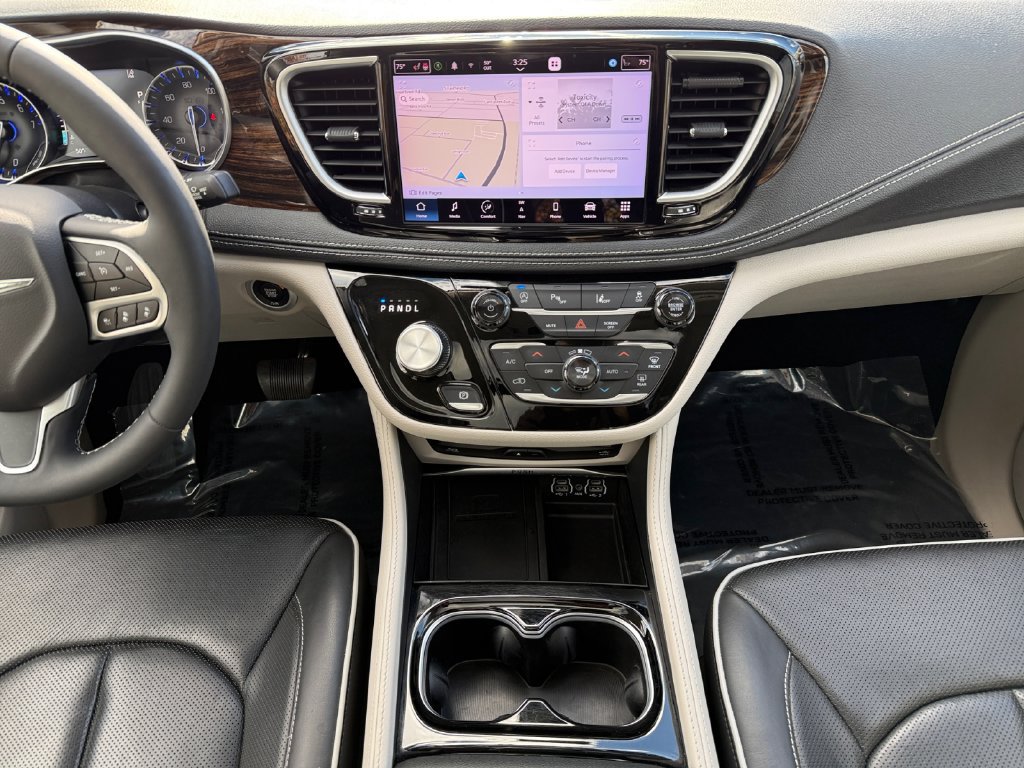 Used 2023 Chrysler Pacifica Limited w/ Uconnect Theater Family Group FWD image 11