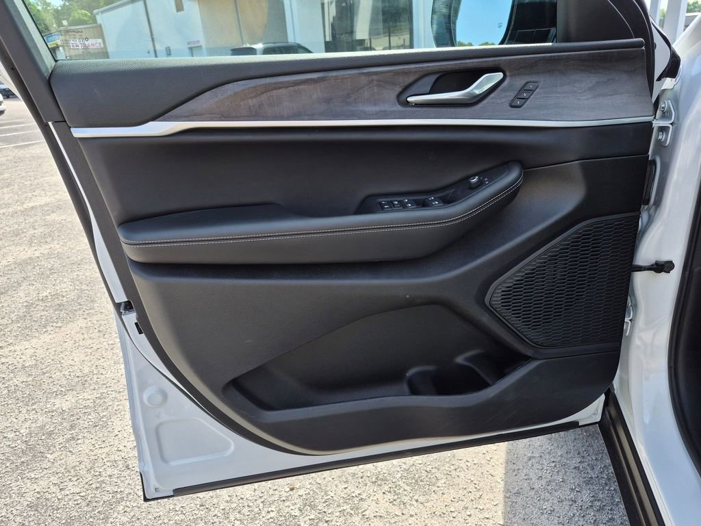 Used 2025 Jeep Grand Cherokee Limited image 11