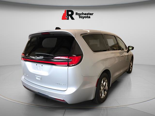 Used 2024 Chrysler Pacifica Limited FWD image 2