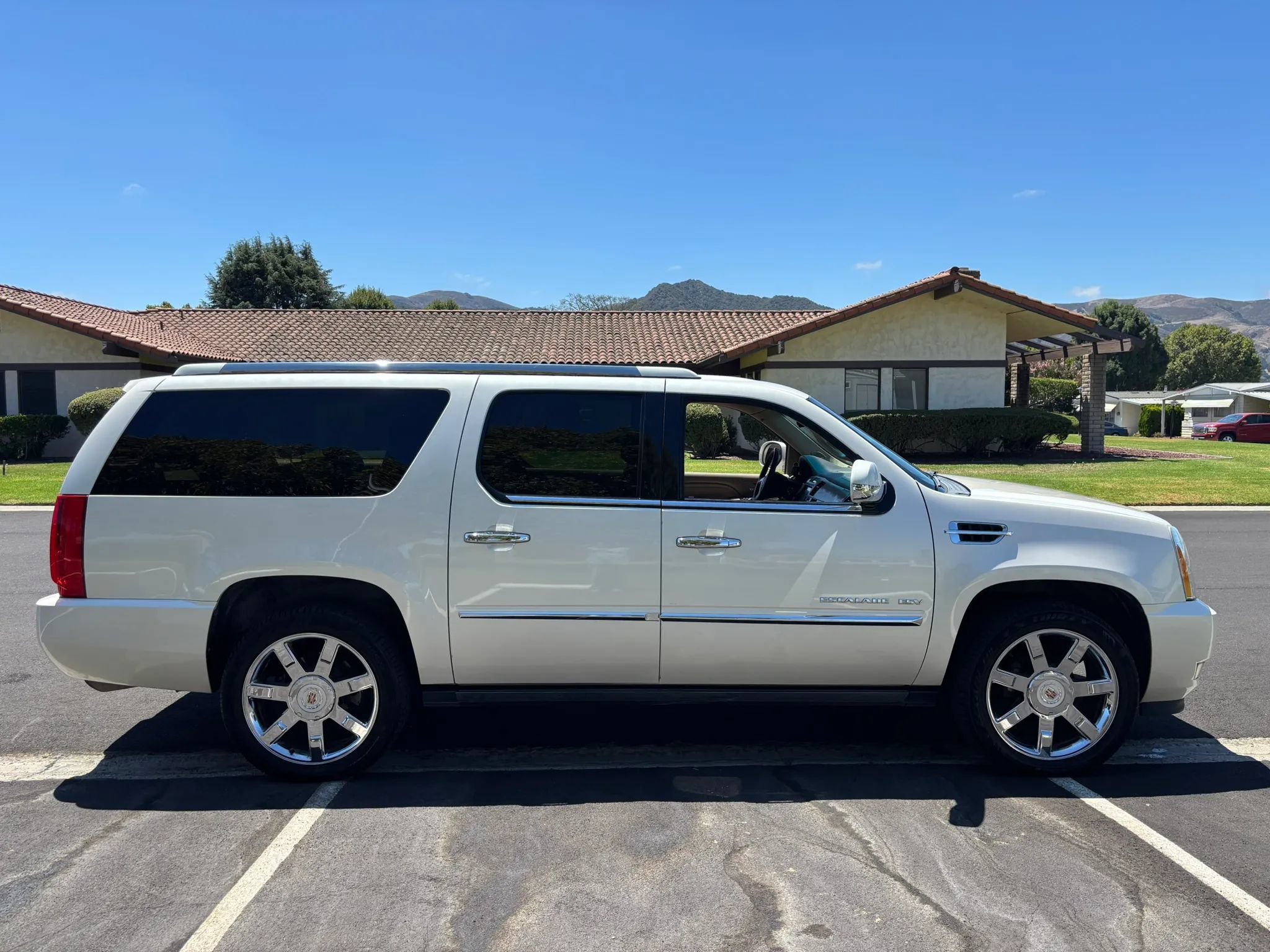 Used 2012 Cadillac Escalade ESV Luxury AWD/4WD image 3