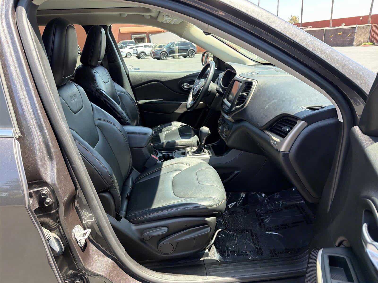 Used 2017 Jeep Cherokee Limited FWD image 15