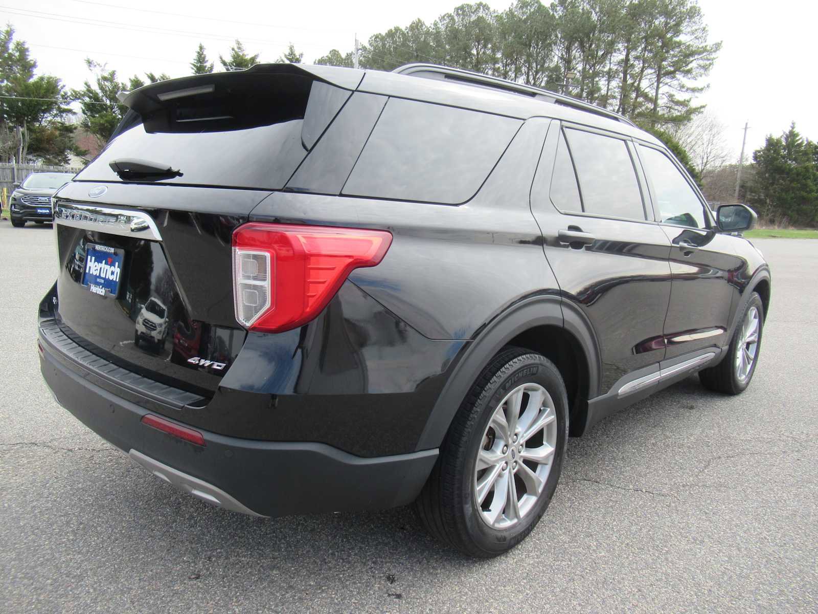 Used 2022 Ford Explorer XLT w/ Equipment Group 202A image 5