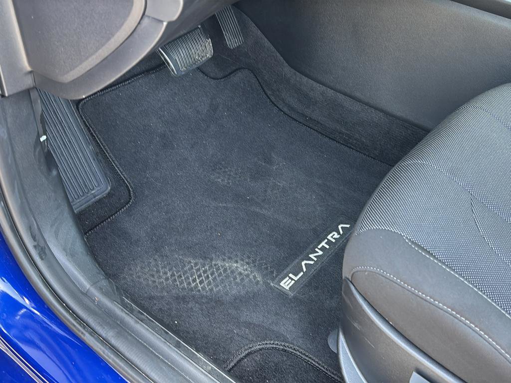 Certified 2025 Hyundai Elantra SE image 17