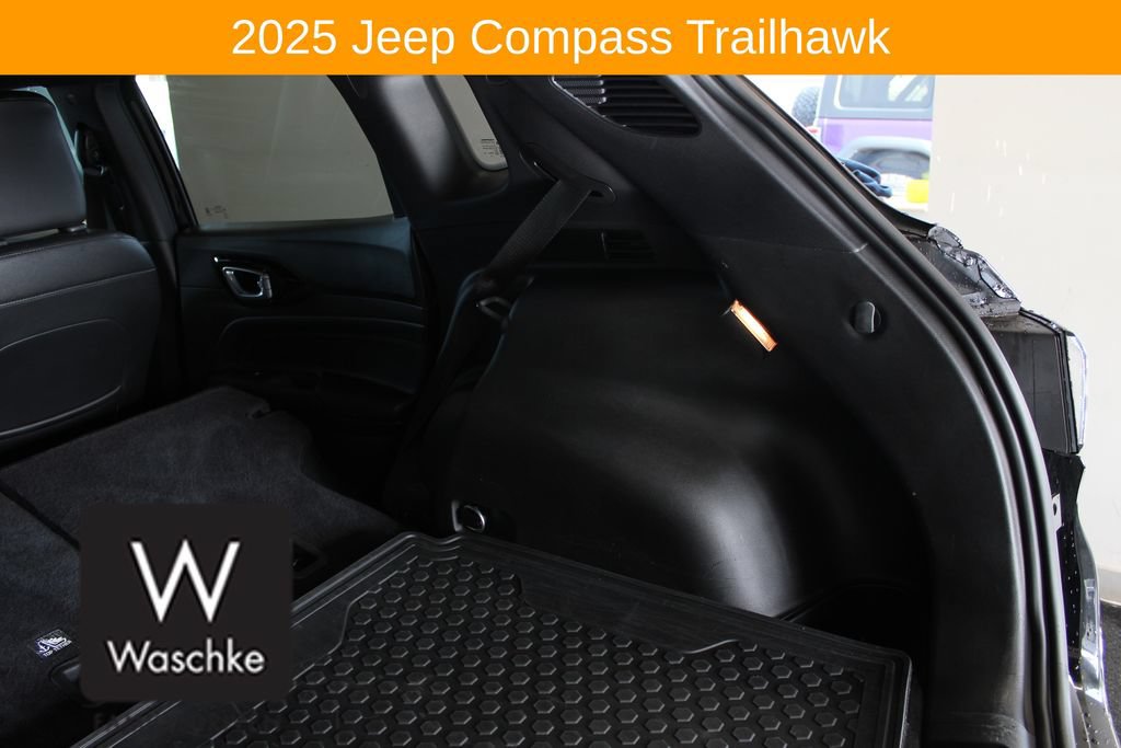 Used 2025 Jeep Compass Trailhawk w/ Trailhawk Convenience Group AWD/4WD image 21