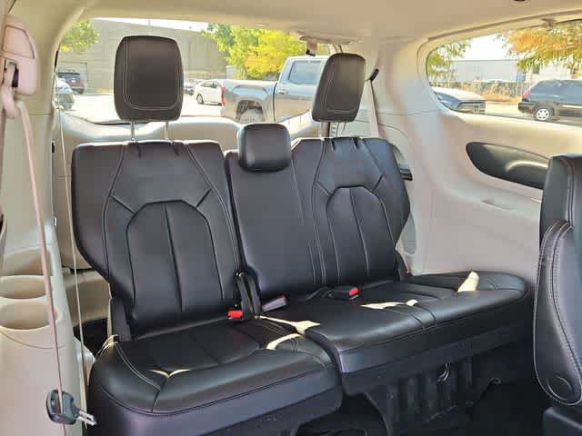 Used 2023 Chrysler Pacifica Touring-L FWD image 17