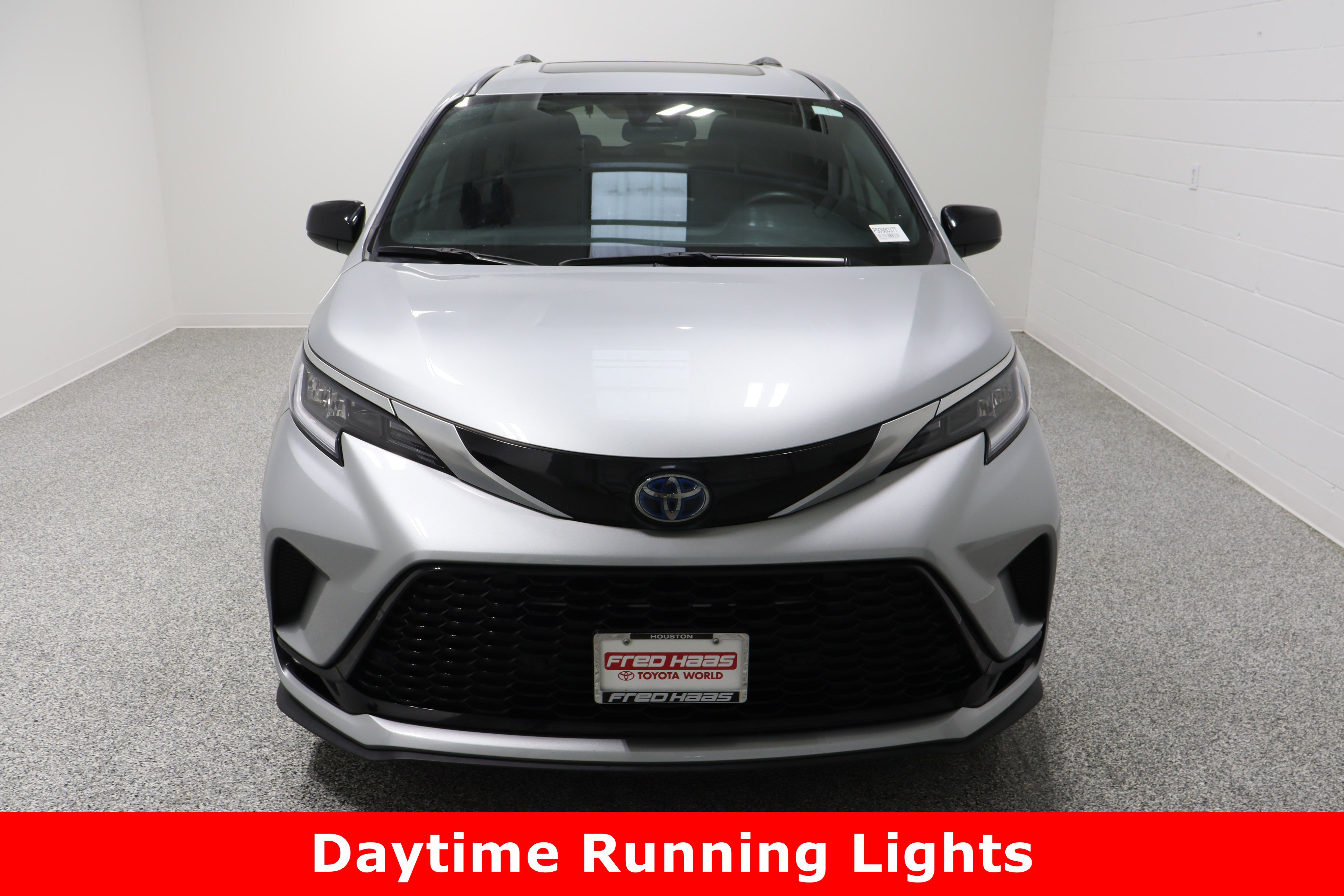 Used 2023 Toyota Sienna XSE image 3